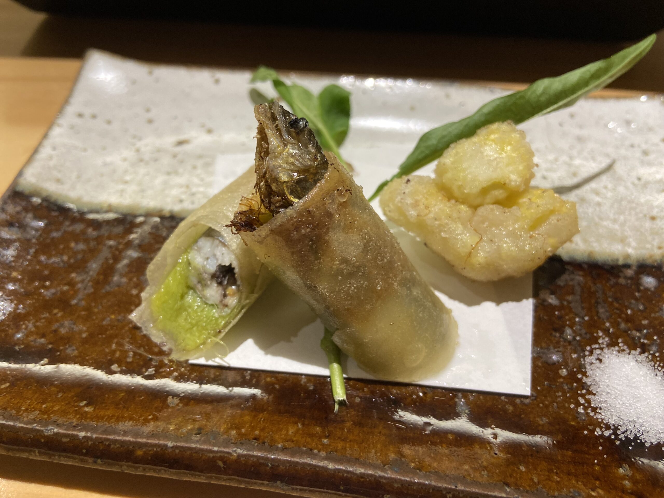 旬の味覚「稚鮎の春巻き」を鮨くまくらで