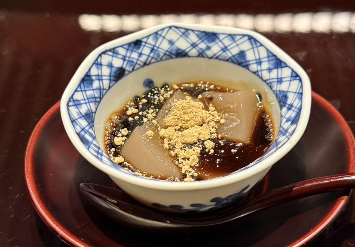 自家製わらび餅で締めくくる高級寿司ディナー